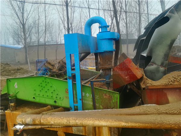 山東棗莊-<a href=http://m.dianpos.com.cn/tags/xishahuishouji target=_blank class=infotextkey><a href=//tags/xishahuishouji target=_blank class=infotextkey>細(xì)沙回收機(jī)</a></a>現(xiàn)場(chǎng)8.jpg